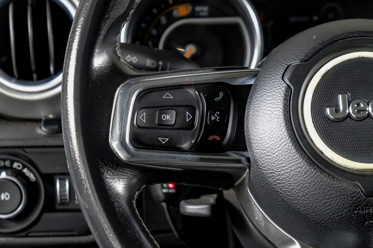 Used 2018 Jeep Wrangler Unlimited Sahara AWD/4WD image 17