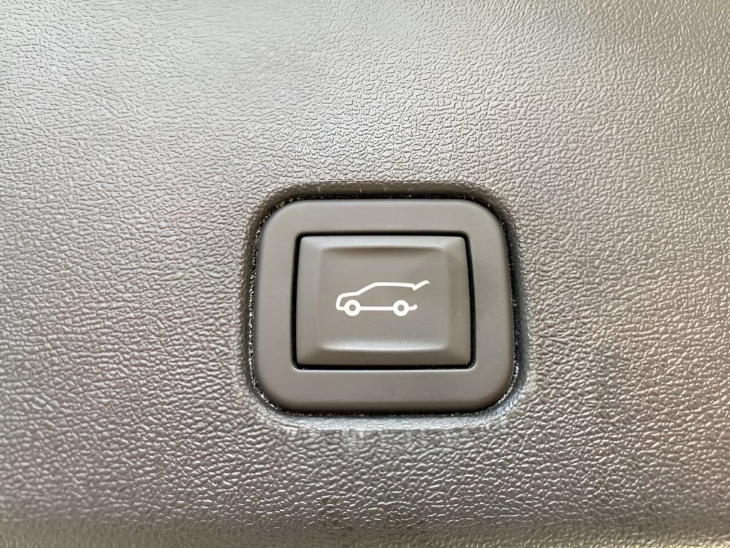 Used 2025 Cadillac Optiq Luxury 2 w/ LPO, Floor Liner Package AWD/4WD image 13