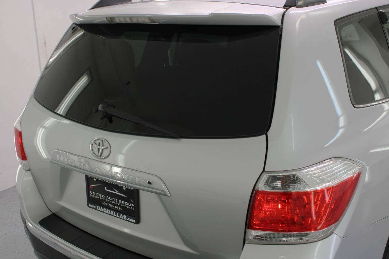 Used 2011 Toyota Highlander SE w/ Tow Pkg FWD image 19