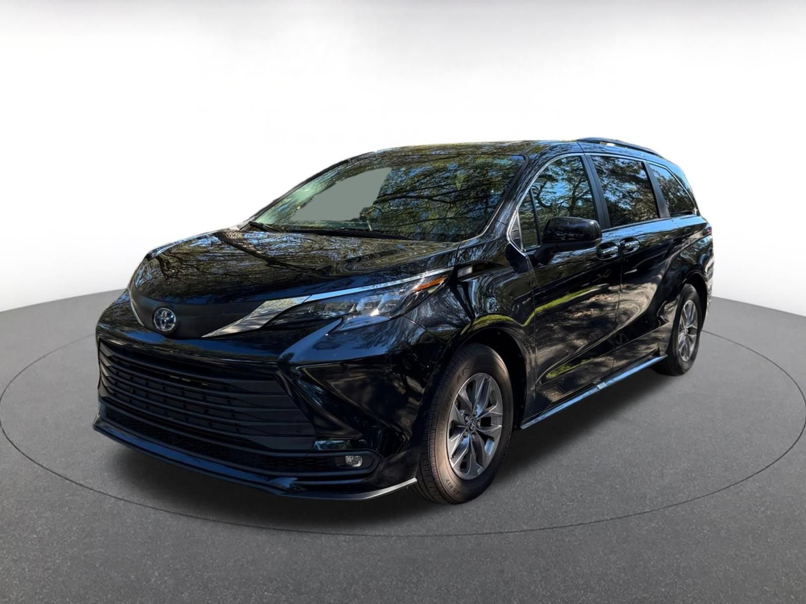 Used 2025 Toyota Sienna XLE FWD image 3
