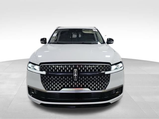 Used 2025 Lincoln Navigator Reserve image 3