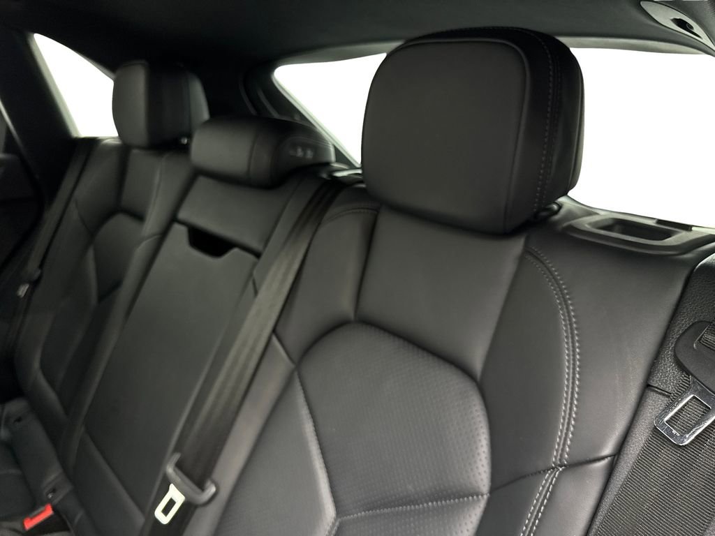 Used 2023 Porsche Macan image 33