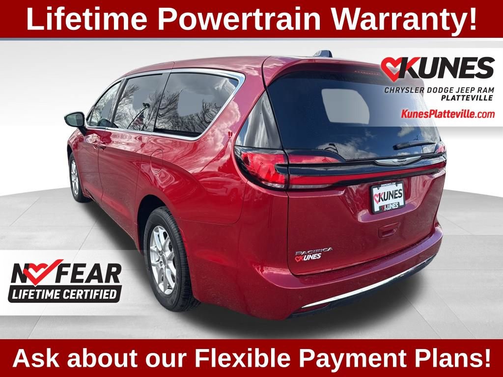 Used 2025 Chrysler Pacifica Select image 7