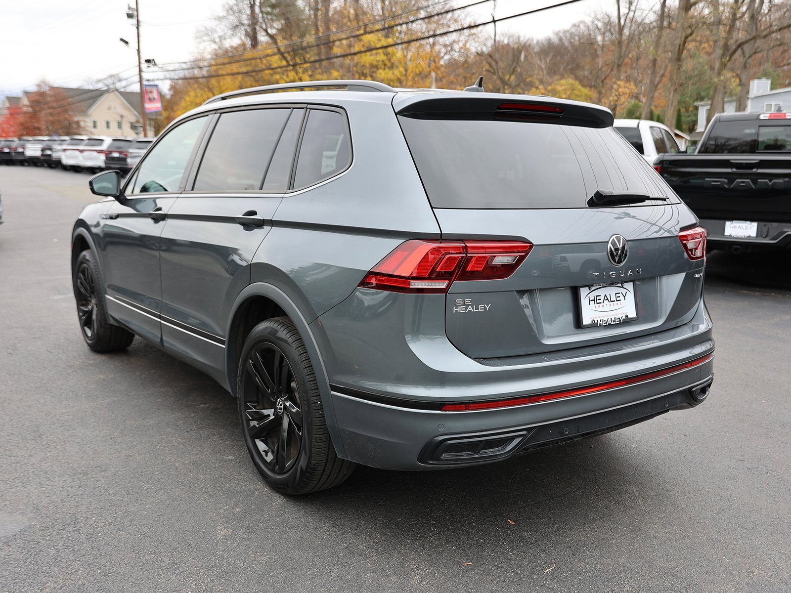 Used 2024 Volkswagen Tiguan SE R-Line image 5