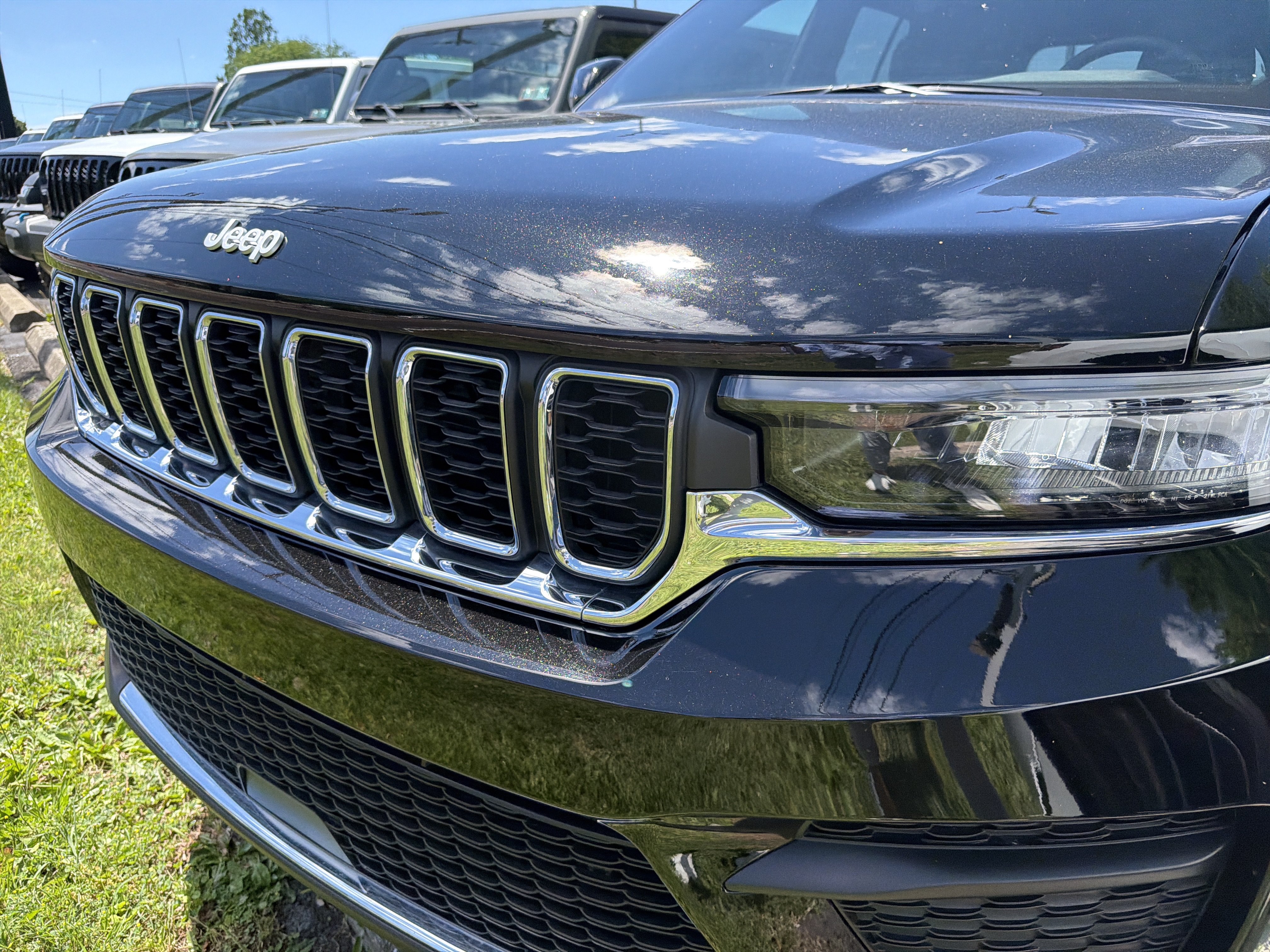 Certified 2025 Jeep Grand Cherokee Laredo X w/ Luxury Tech Group I AWD/4WD image 4