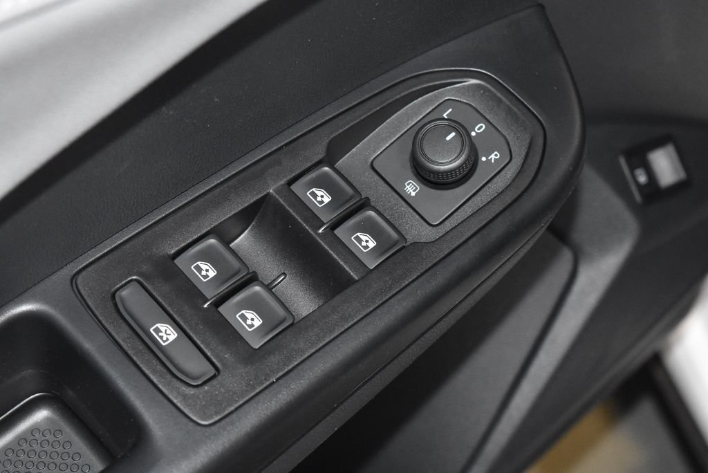 Used 2024 Volkswagen Taos SE AWD/4WD image 5
