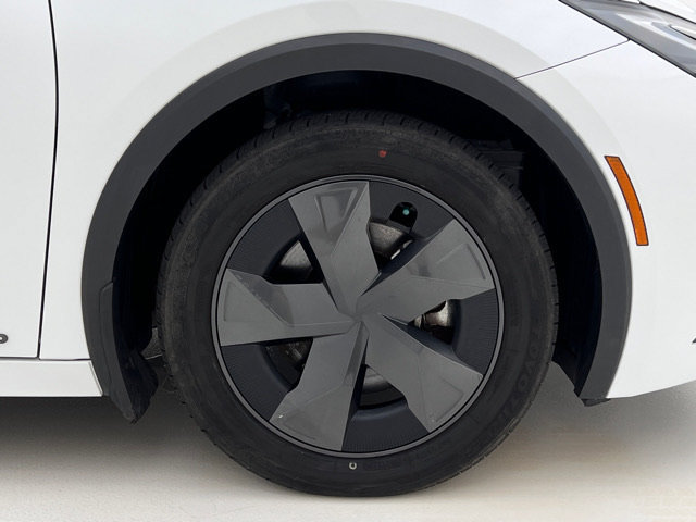 Used 2024 Toyota Prius LE AWD/4WD image 29