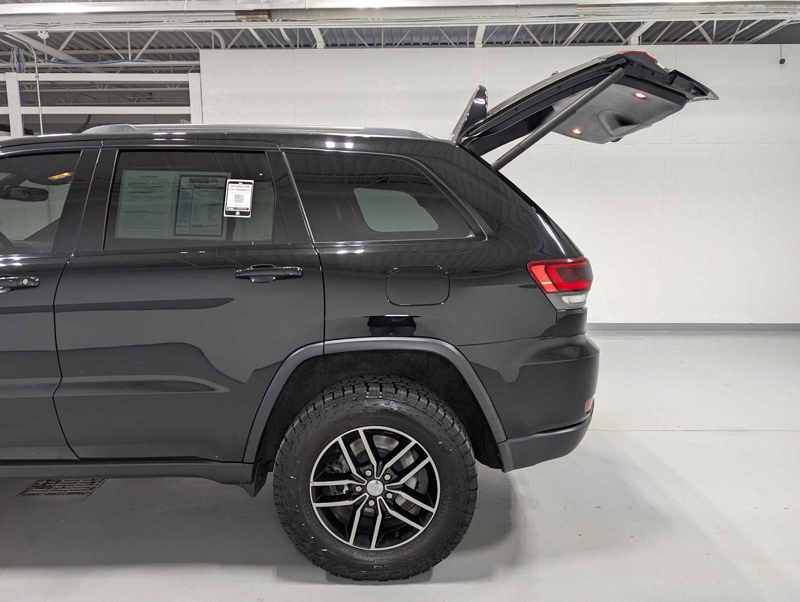 Used 2017 Jeep Grand Cherokee Trailhawk AWD/4WD image 11