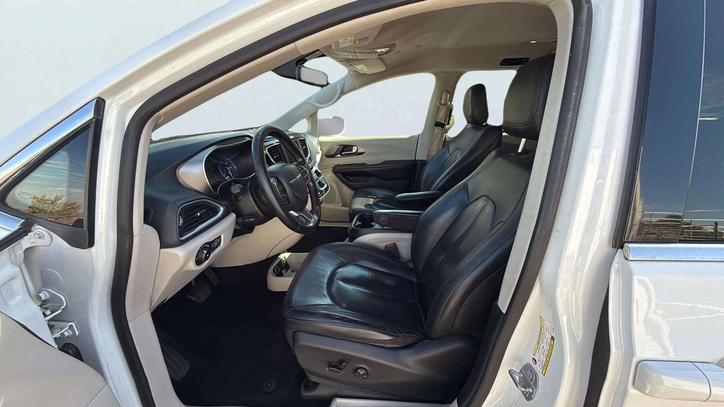 Used 2020 Chrysler Pacifica Touring-L image 14