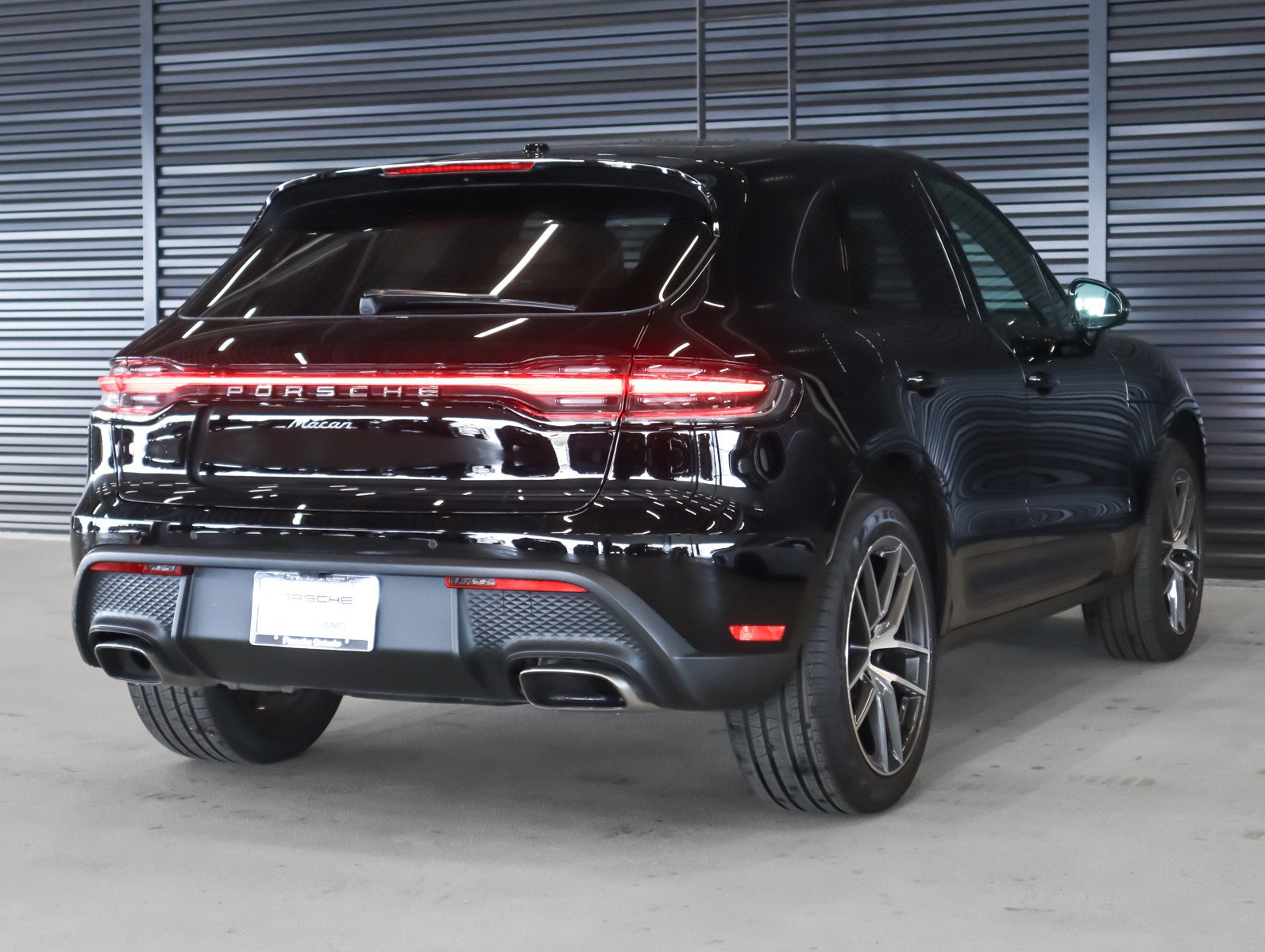 Certified 2025 Porsche Macan image 10