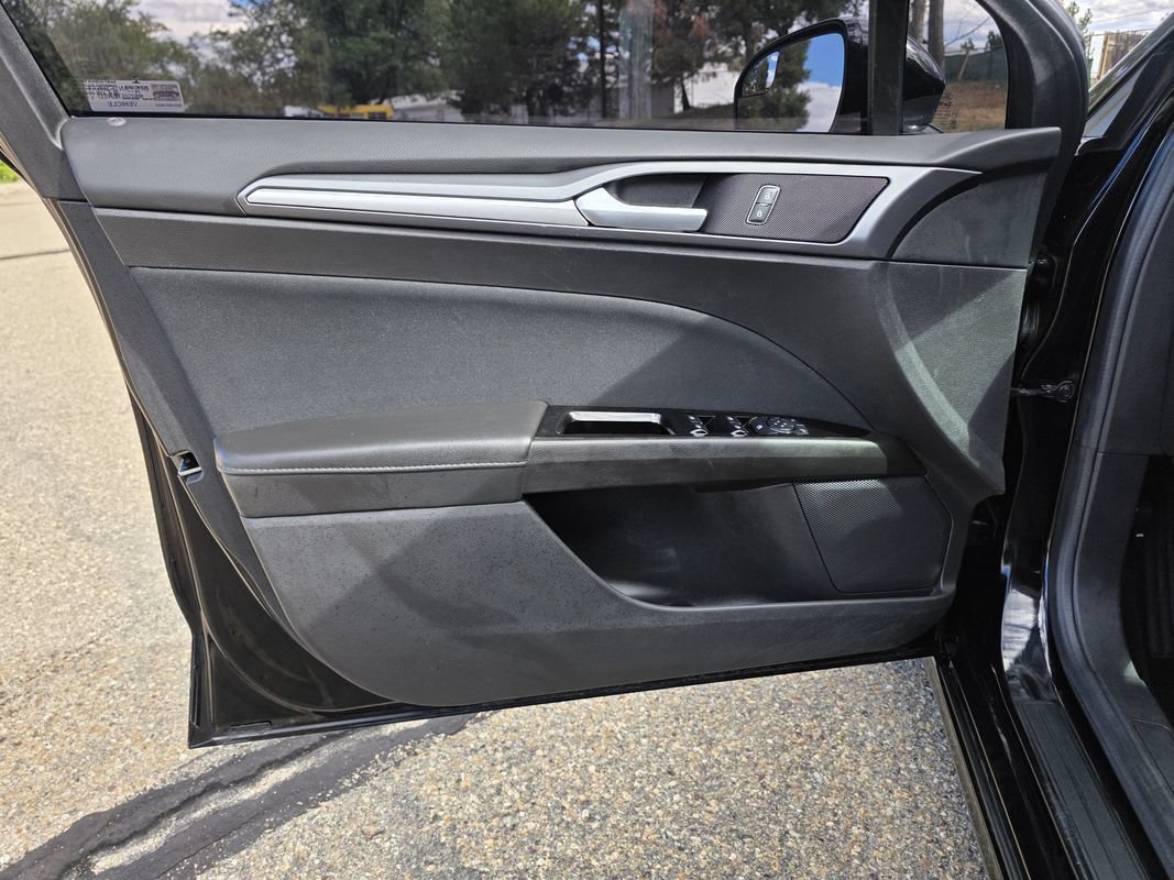 Used 2016 Ford Fusion SE FWD image 13