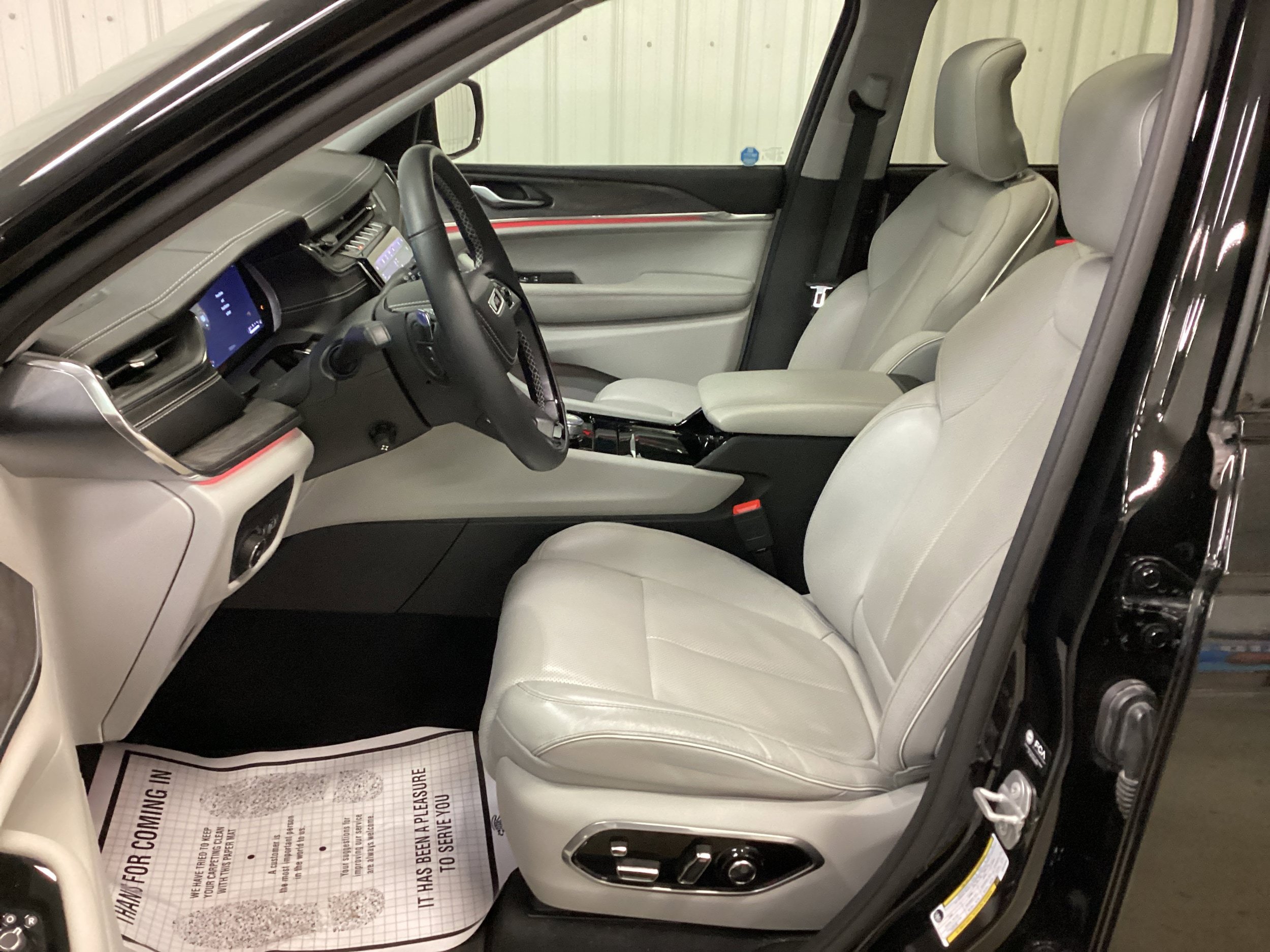 Used 2023 Jeep Grand Cherokee Overland w/ Adv Protech Group III AWD/4WD image 16