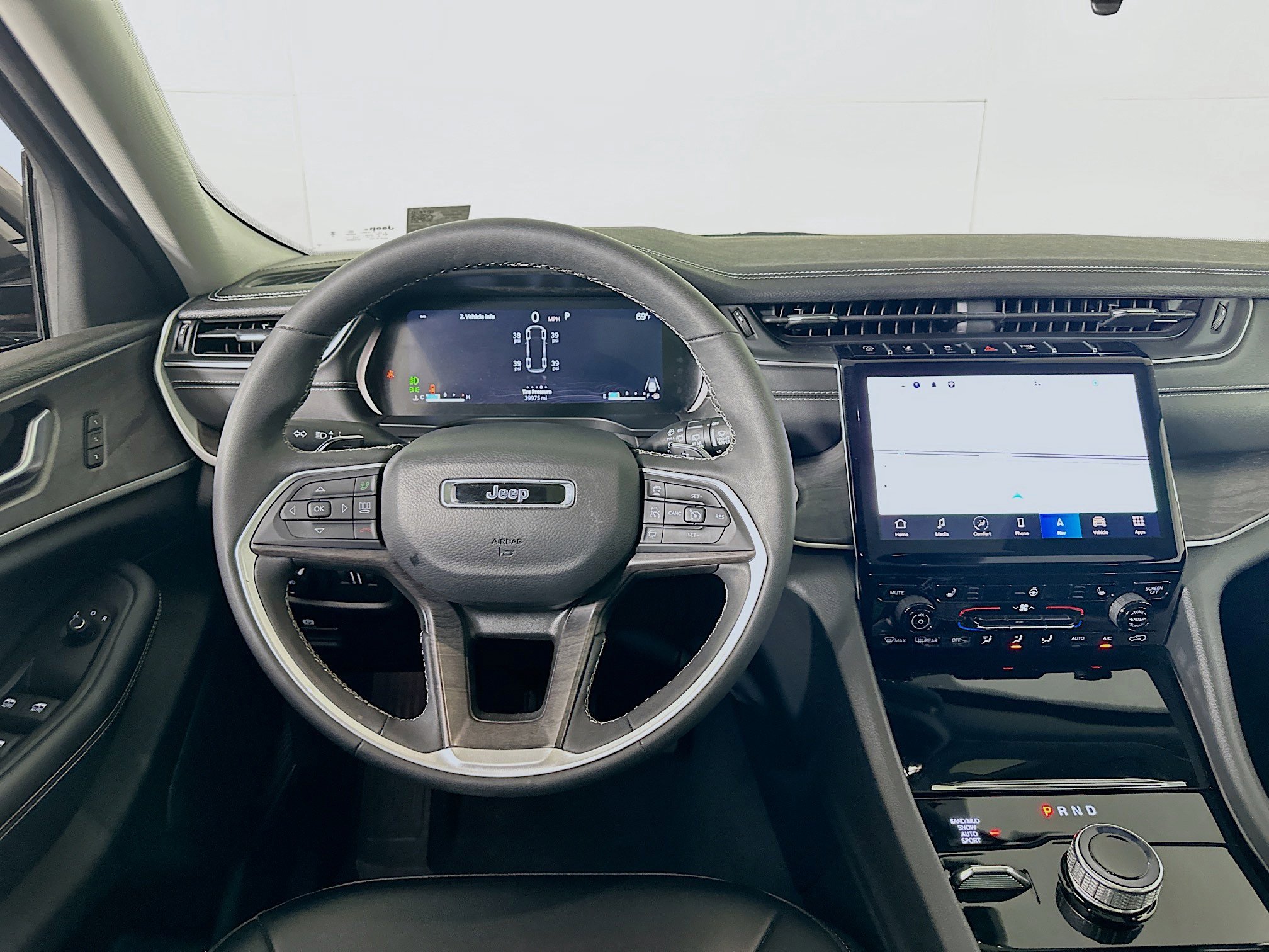 Used 2023 Jeep Grand Cherokee L Limited image 17