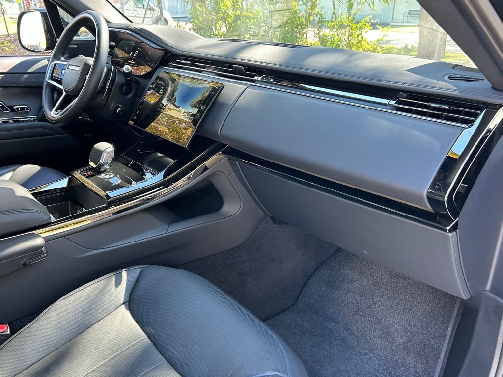 Used 2025 Land Rover Range Rover Sport SE image 36