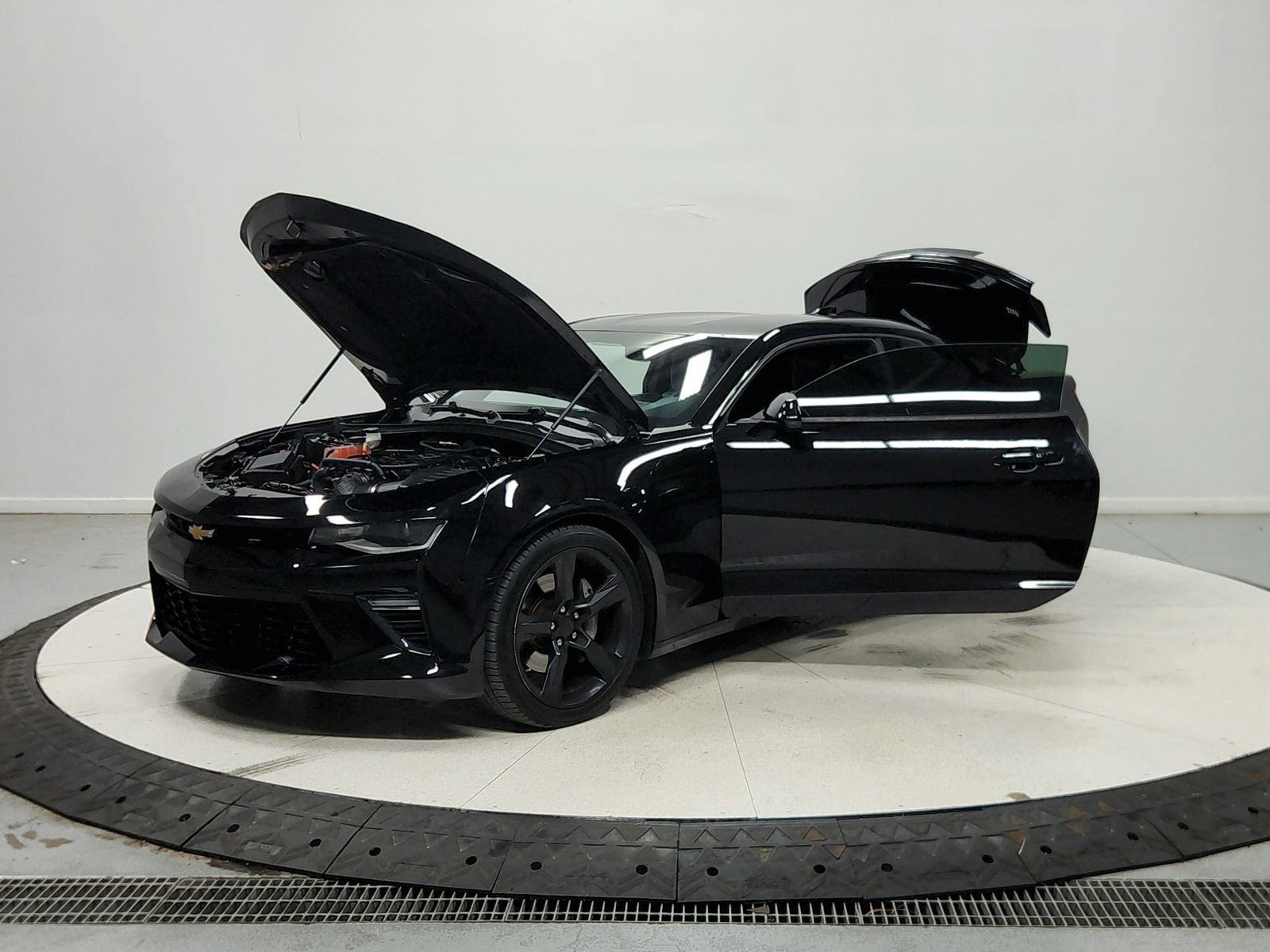 Used 2016 Chevrolet Camaro SS RWD image 12