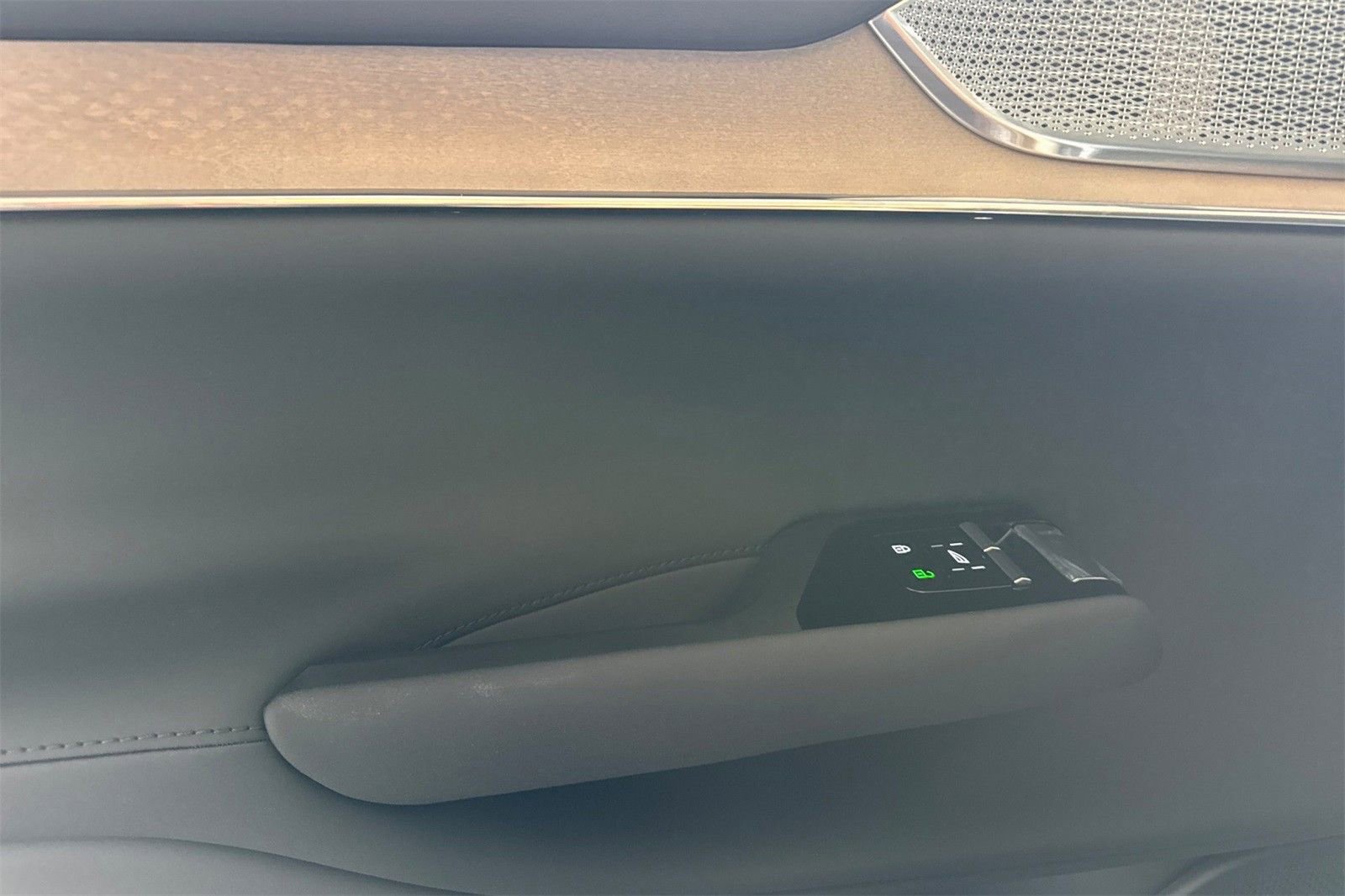 New 2025 Volvo EX90 Ultra w/ Protection Package Premier image 12