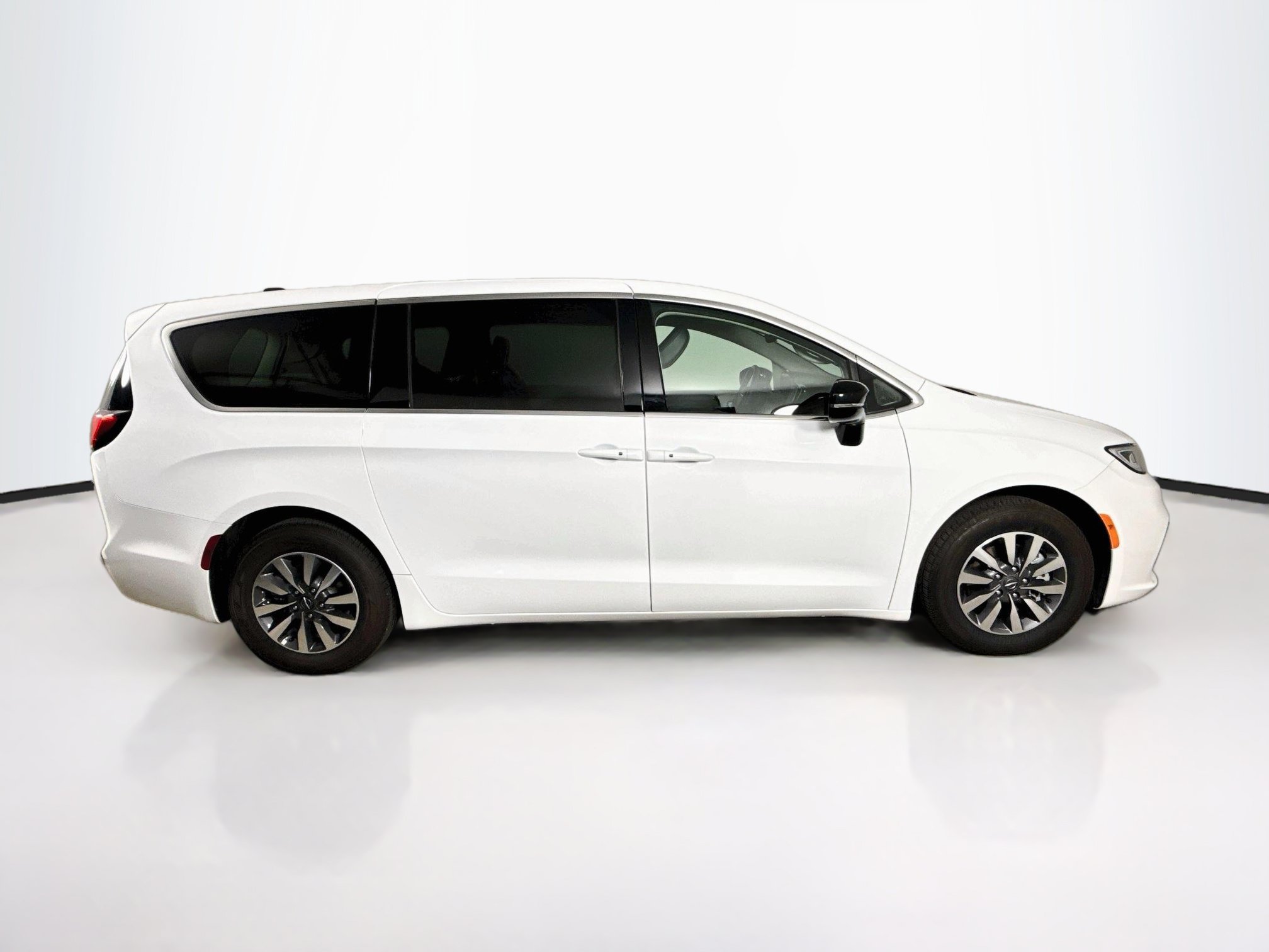 Used 2024 Chrysler Pacifica Limited FWD image 2