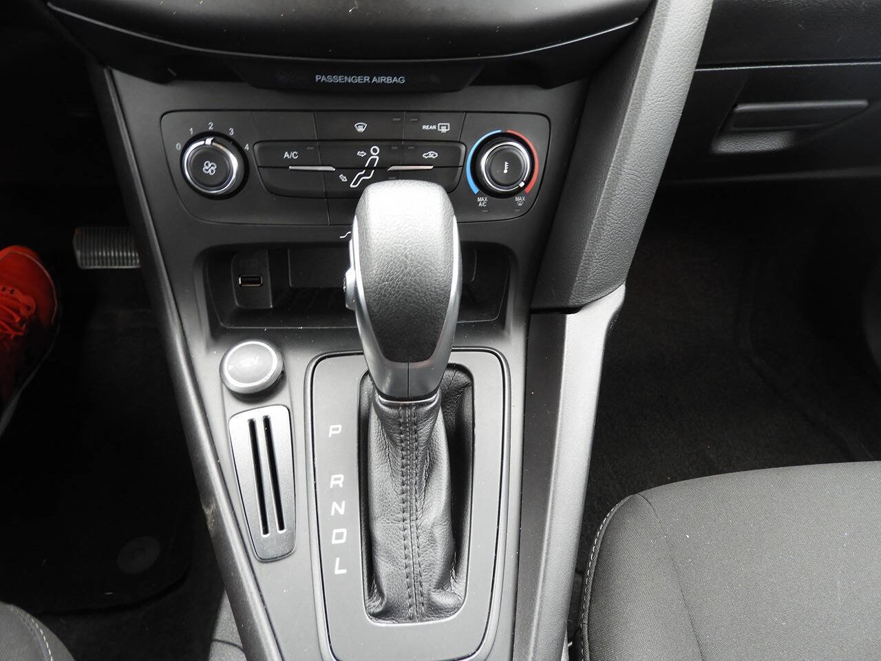 Used 2017 Ford Focus SE image 38