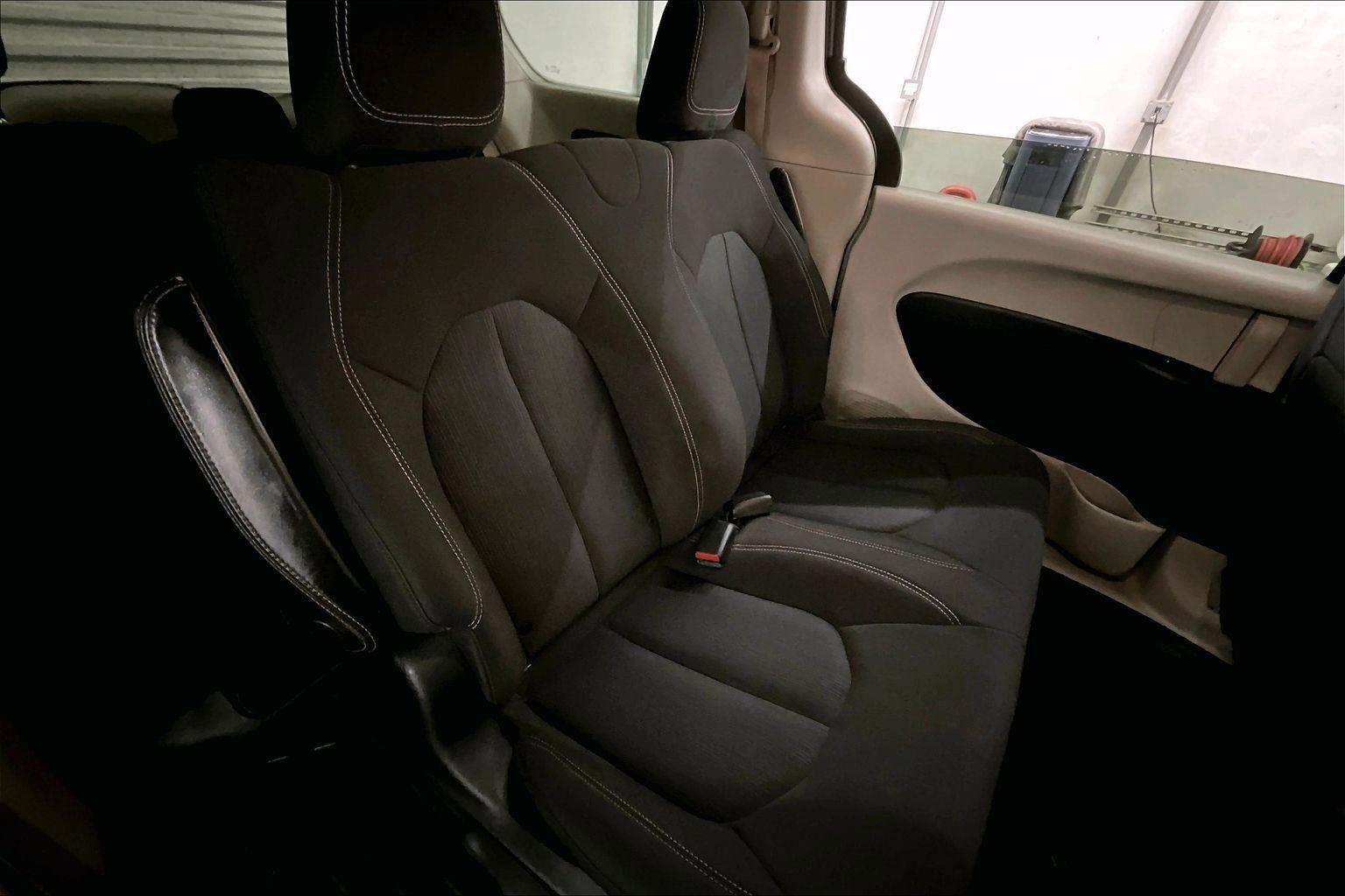 Used 2020 Chrysler Voyager L image 26