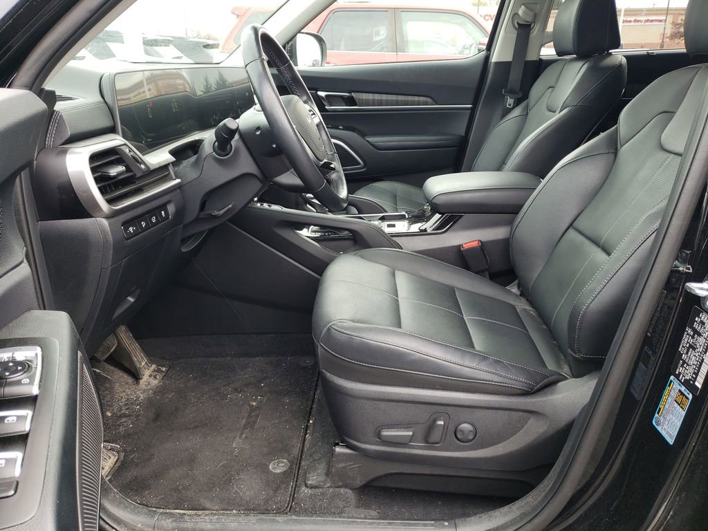 Used 2025 Kia Telluride EX w/ EX Captain's Chair Package image 14