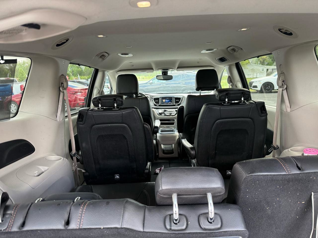 Used 2020 Chrysler Pacifica Touring-L image 8