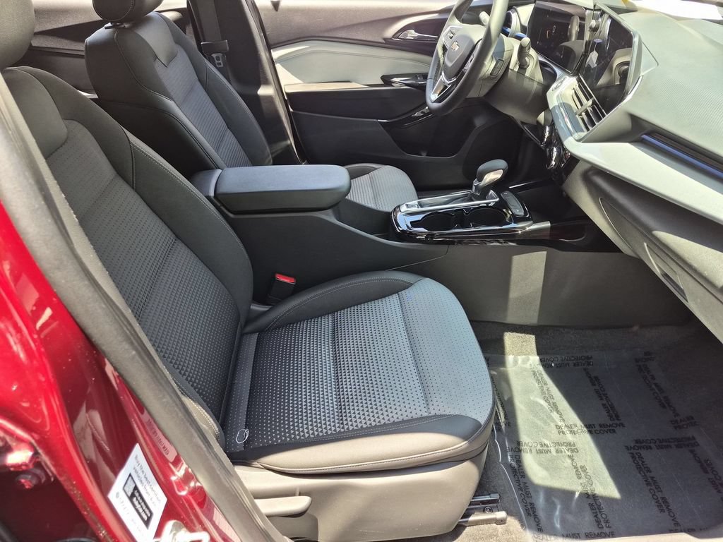Used 2025 Chevrolet Trax LT w/ LT Convenience Package FWD image 30