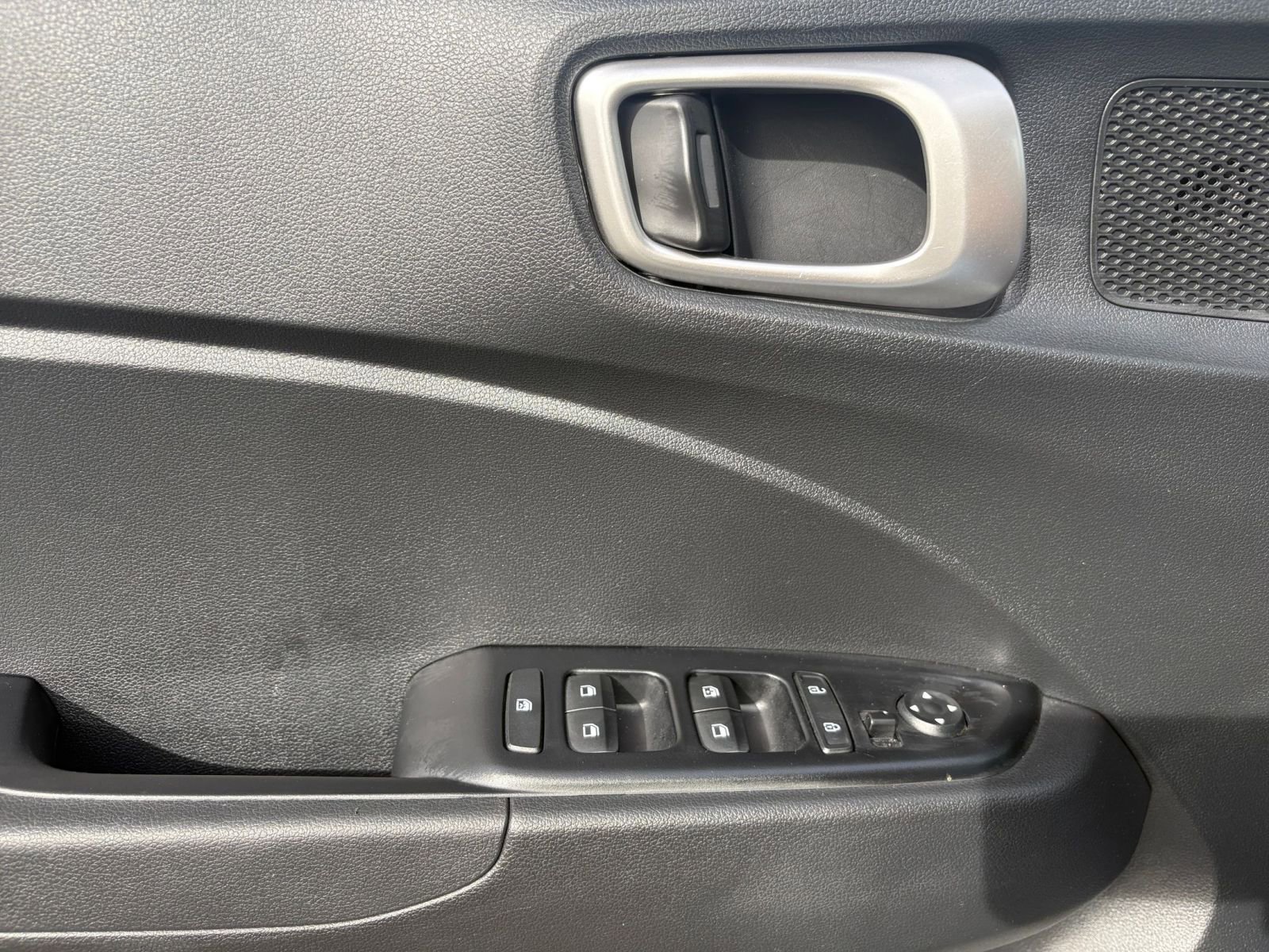 Used 2025 Hyundai Venue SEL image 18