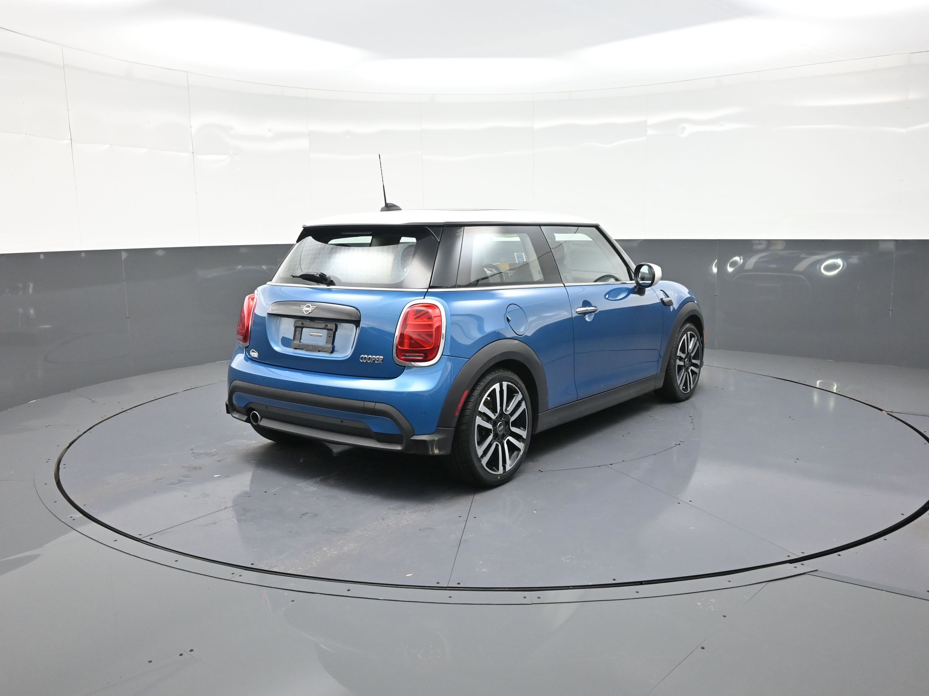Used 2022 MINI Cooper 2-Door Hardtop image 3
