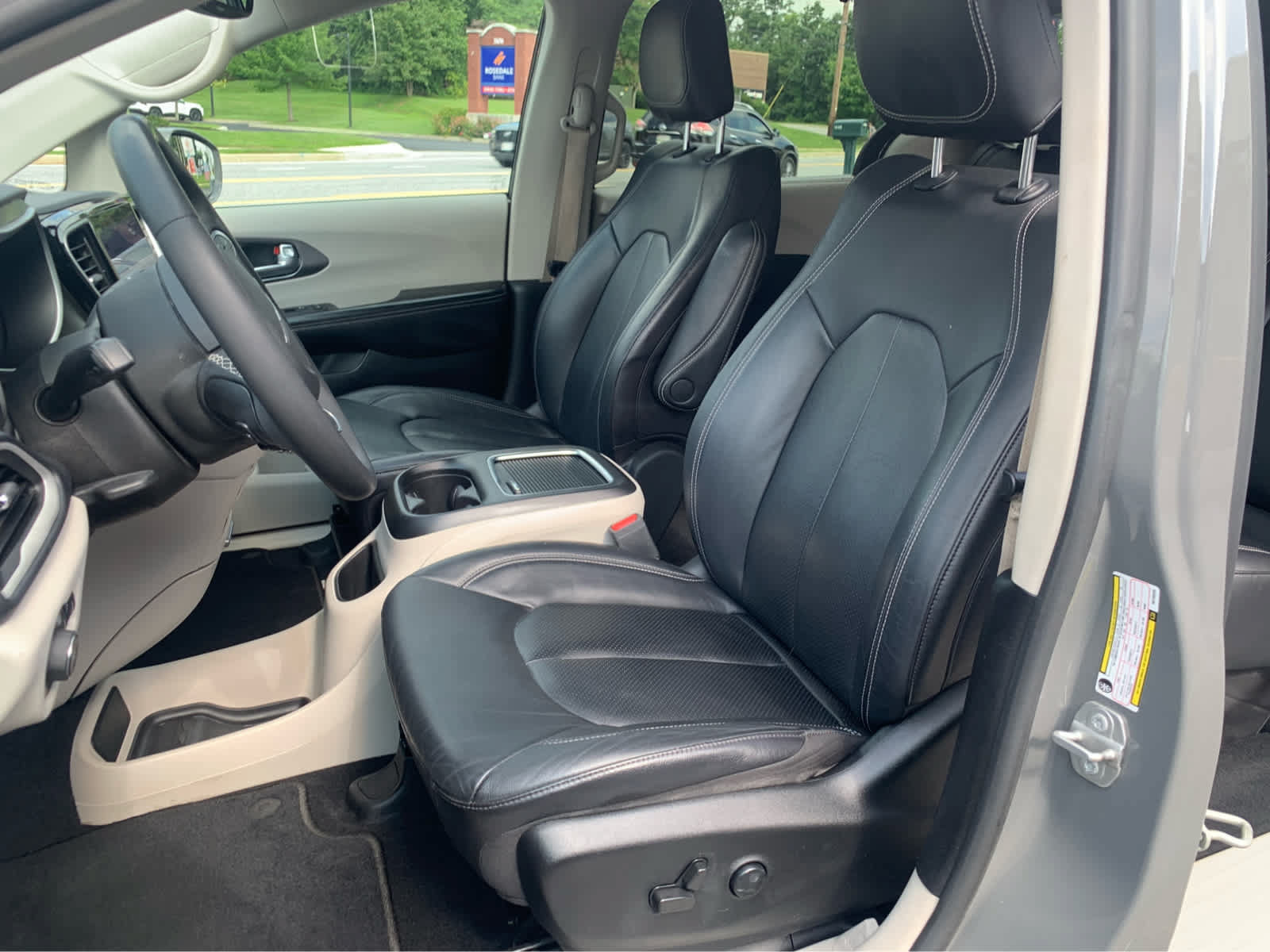 Used 2022 Chrysler Pacifica Touring-L FWD image 12