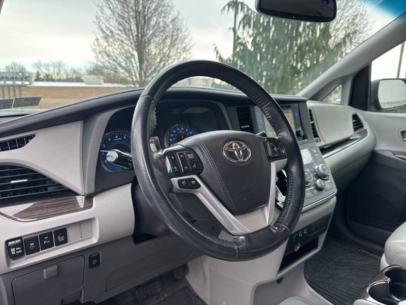Used 2017 Toyota Sienna XLE image 9