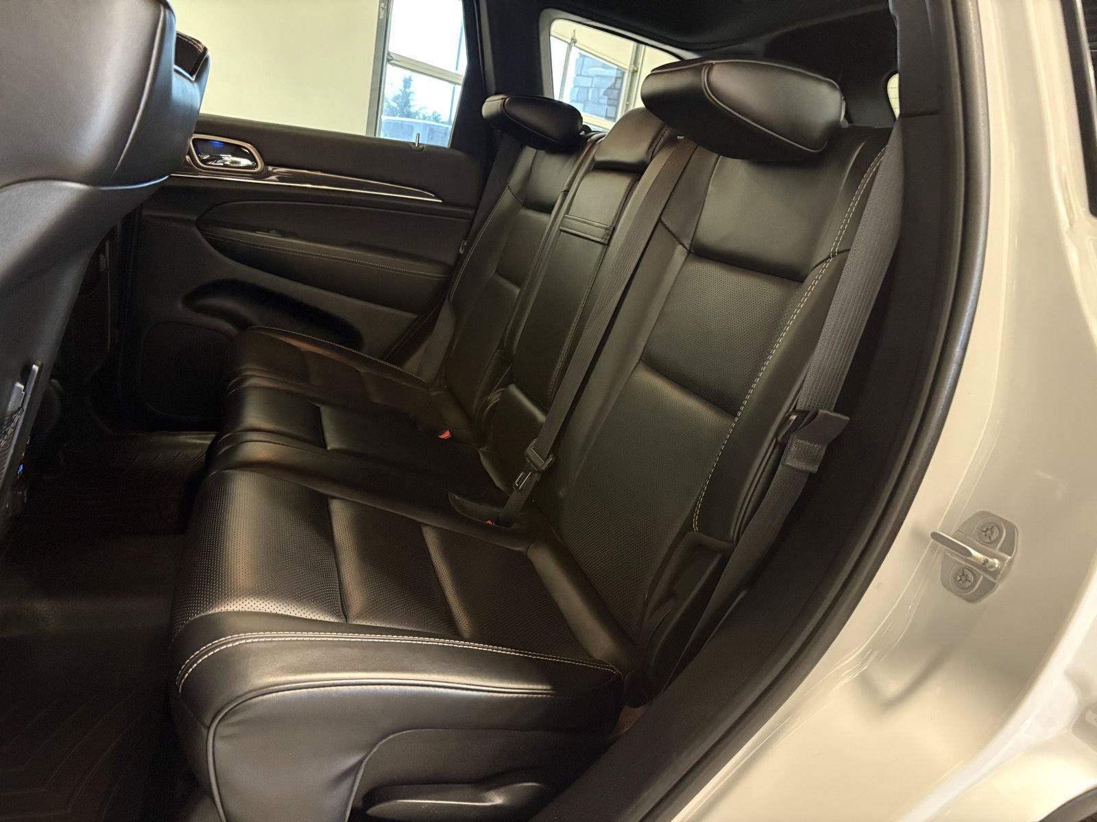 Used 2015 Jeep Grand Cherokee Overland AWD/4WD image 40