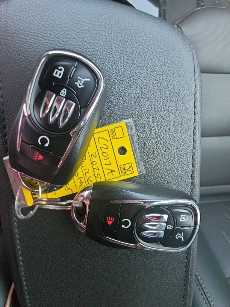 Certified 2025 Buick Envista Avenir FWD image 30