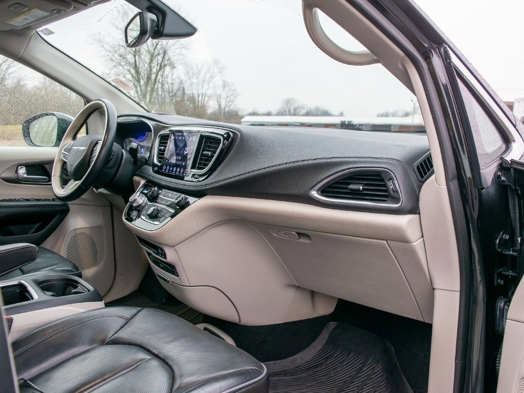 Used 2018 Chrysler Pacifica Limited image 37
