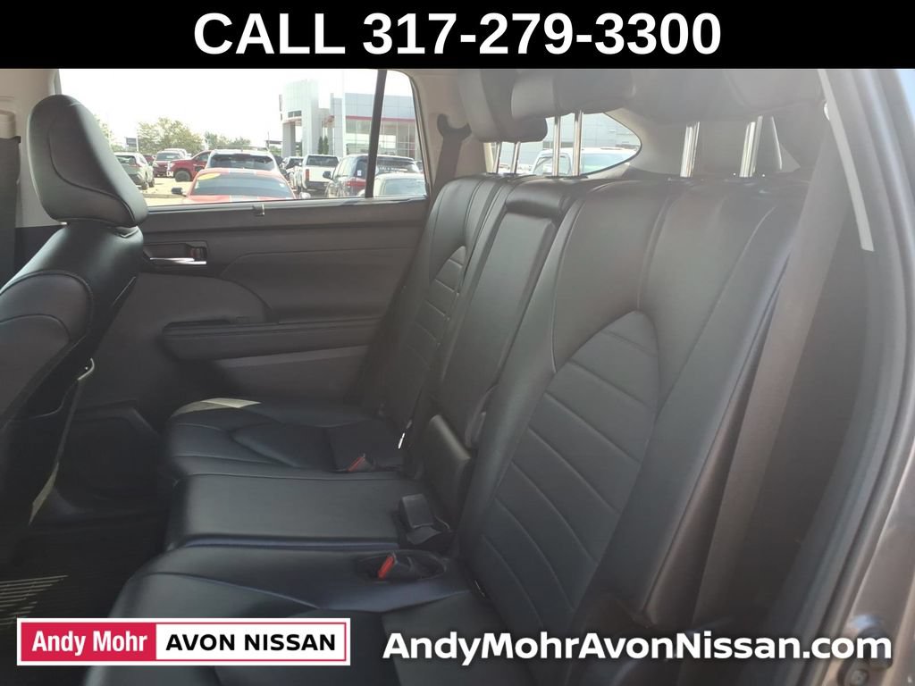 Used 2024 Toyota Highlander XLE AWD/4WD image 36