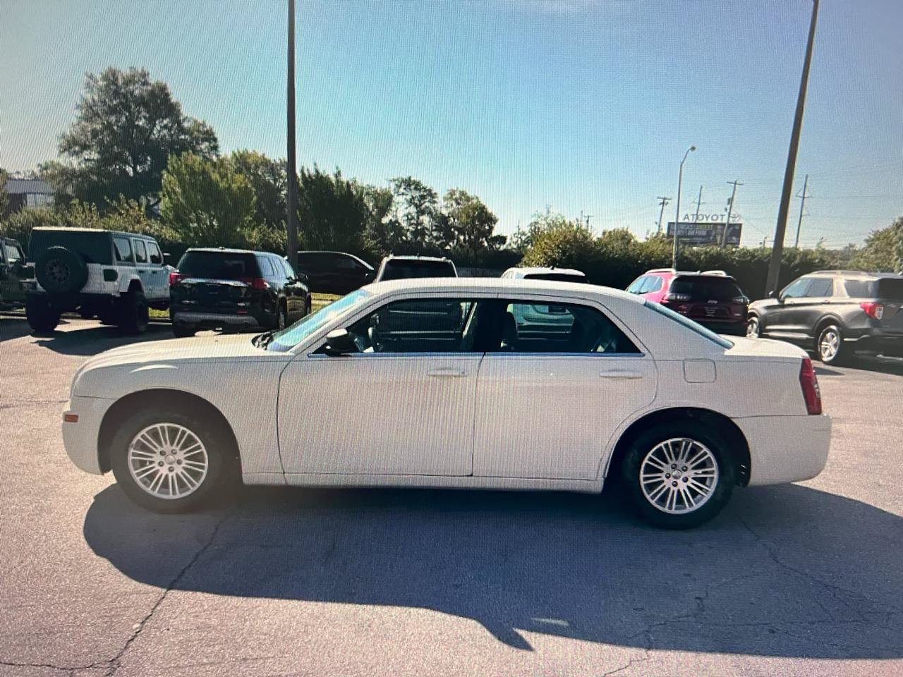 Used 2009 Chrysler 300 LX RWD image 2