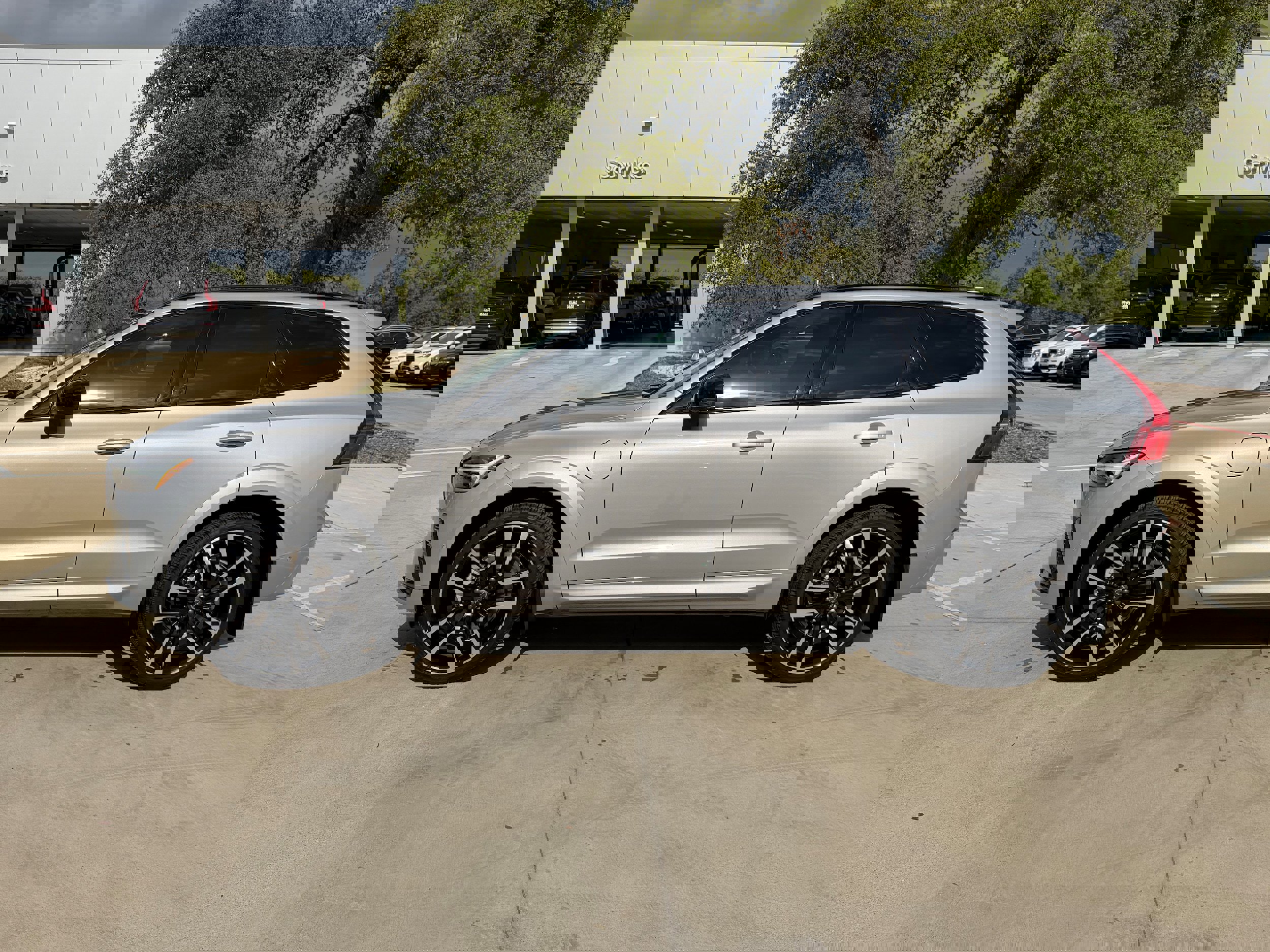 Certified 2025 Volvo XC60 T8 Ultra w/ Protection Package Premier image 3