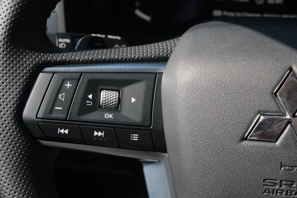 New 2025 Mitsubishi Outlander SE image 16