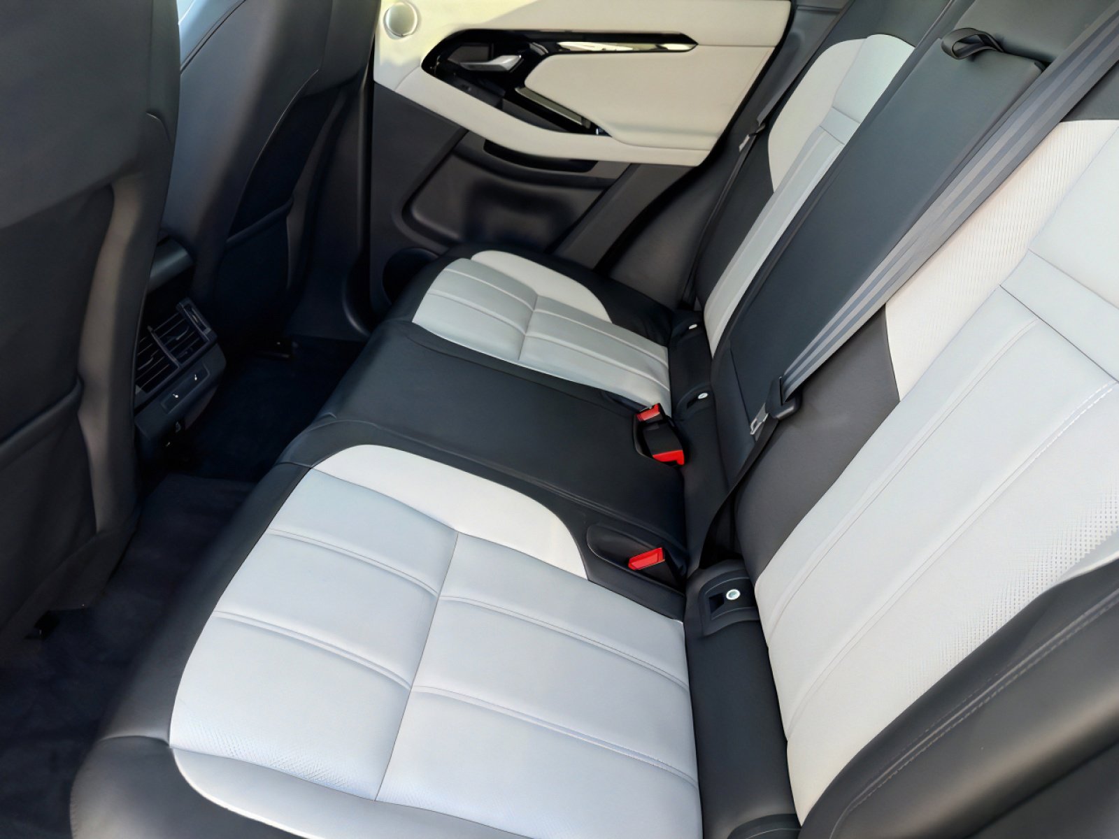 Used 2024 Land Rover Range Rover Evoque Dynamic SE image 13