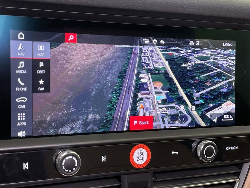 Certified 2025 Porsche Macan image 30