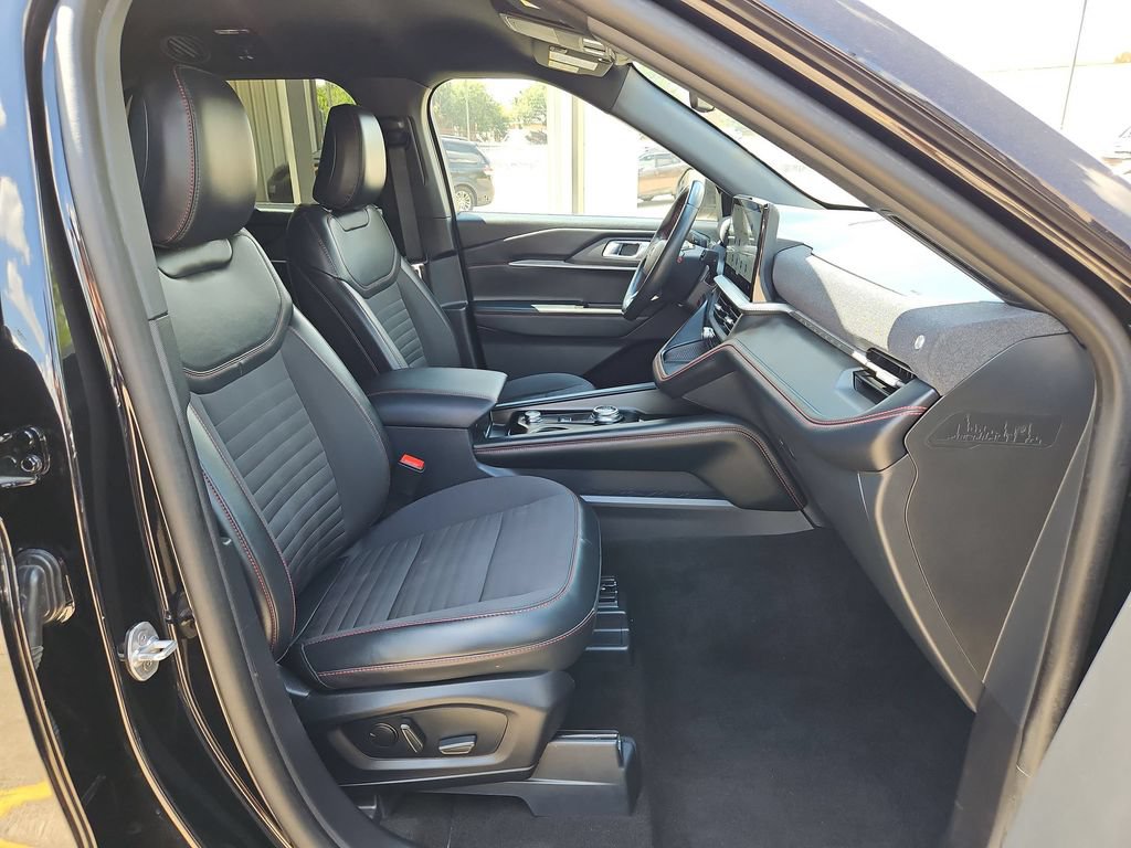 Used 2025 Ford Explorer ST-Line w/ ST-Line Street Pack AWD/4WD image 32