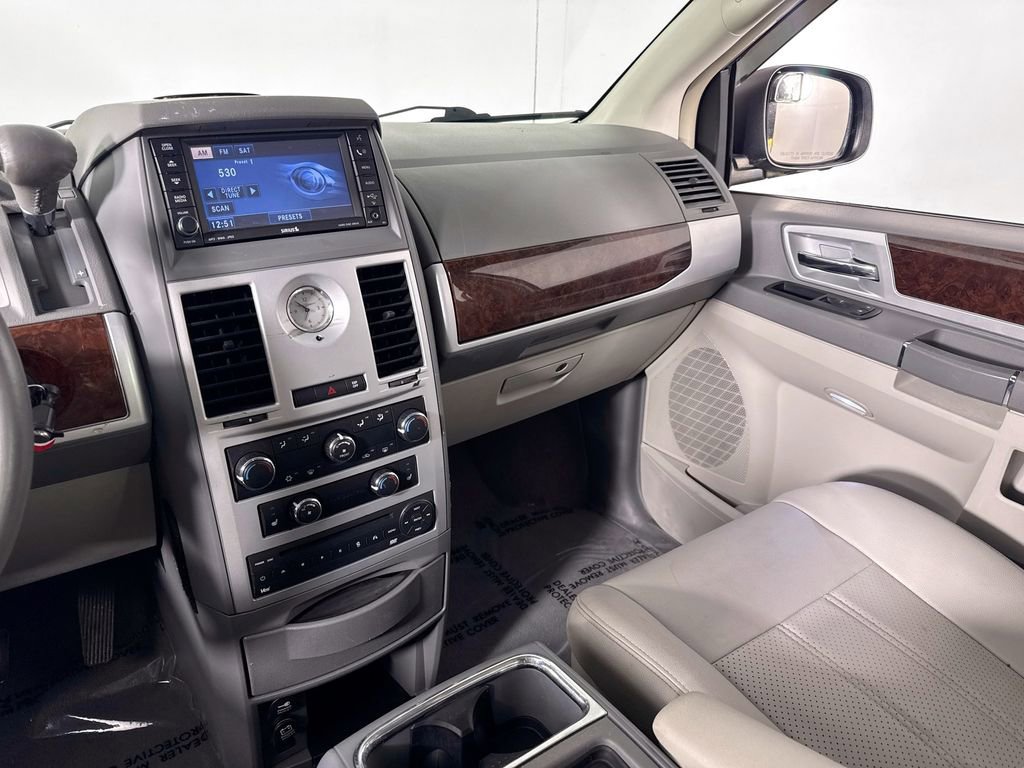 Used 2009 Chrysler Town & Country Touring image 24