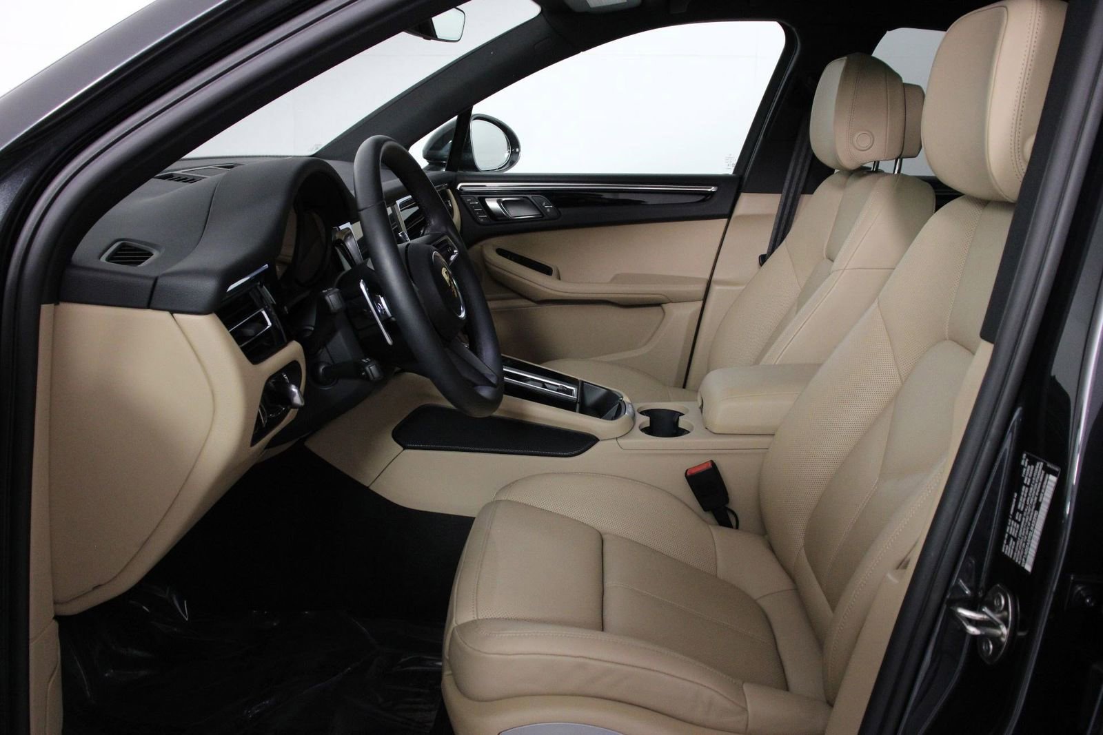 Certified 2025 Porsche Macan S image 5