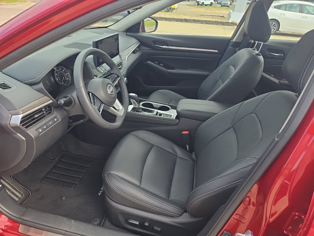 Used 2025 Nissan Altima 2.5 SL FWD image 14