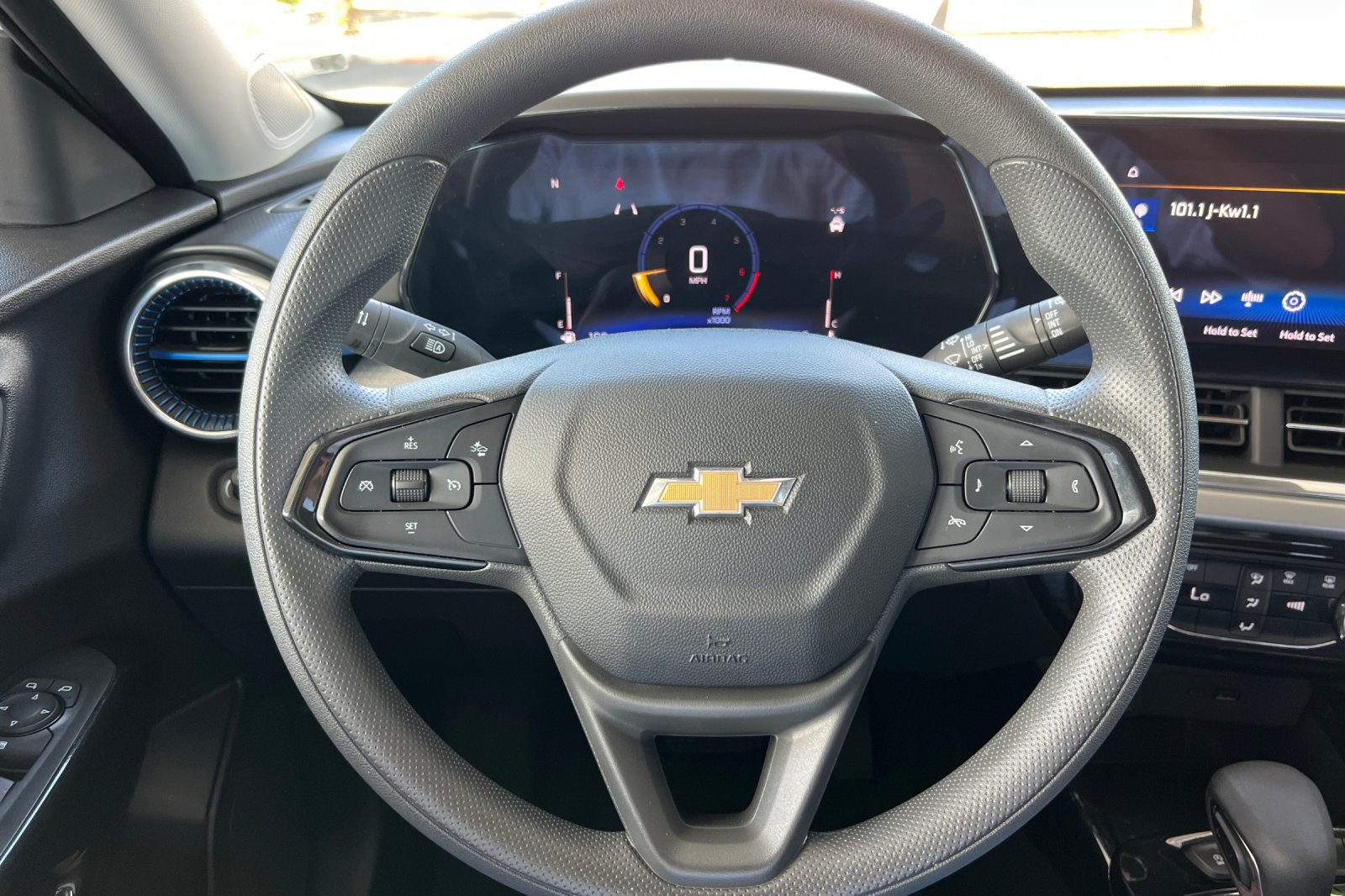 Used 2025 Chevrolet Trax LT FWD image 32