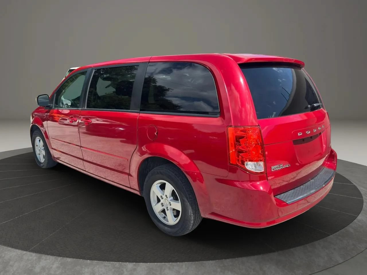 Used 2013 Dodge Grand Caravan SXT FWD image 3