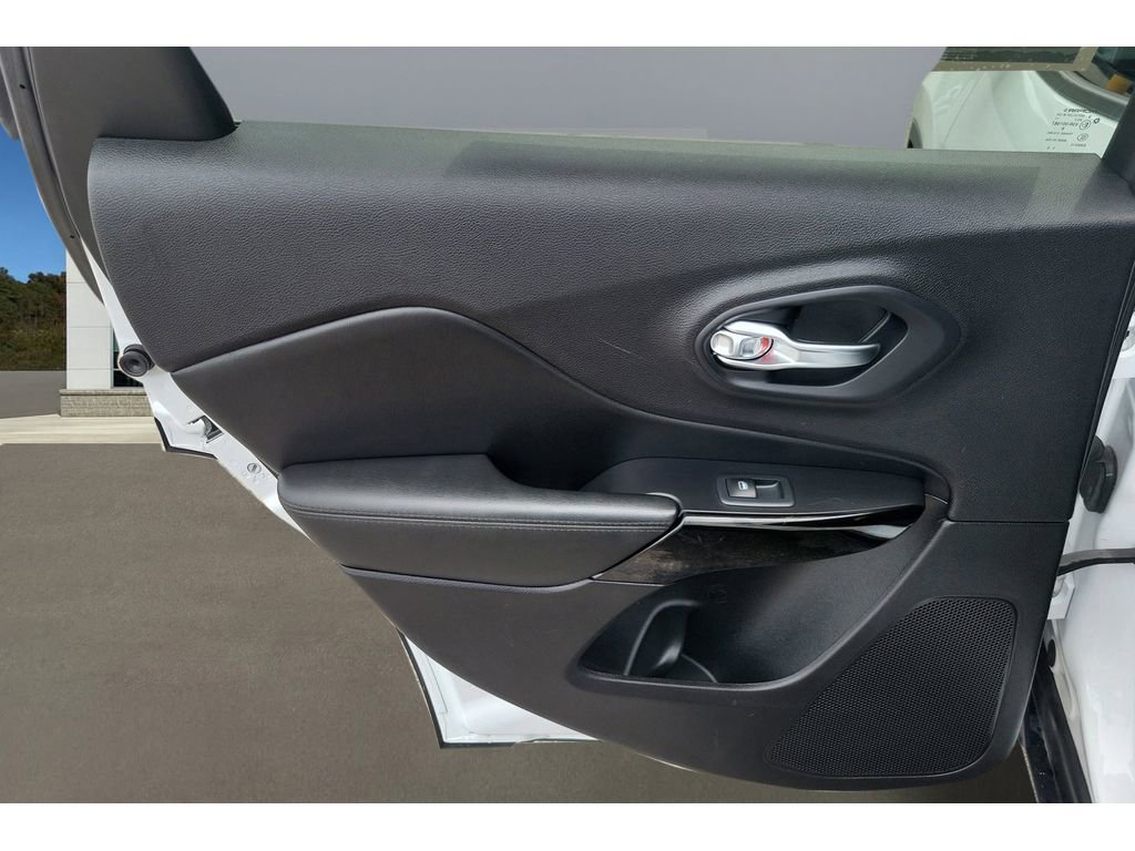 Used 2020 Jeep Cherokee Latitude Plus FWD image 15