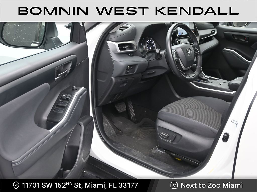 Used 2025 Toyota Highlander LE image 11