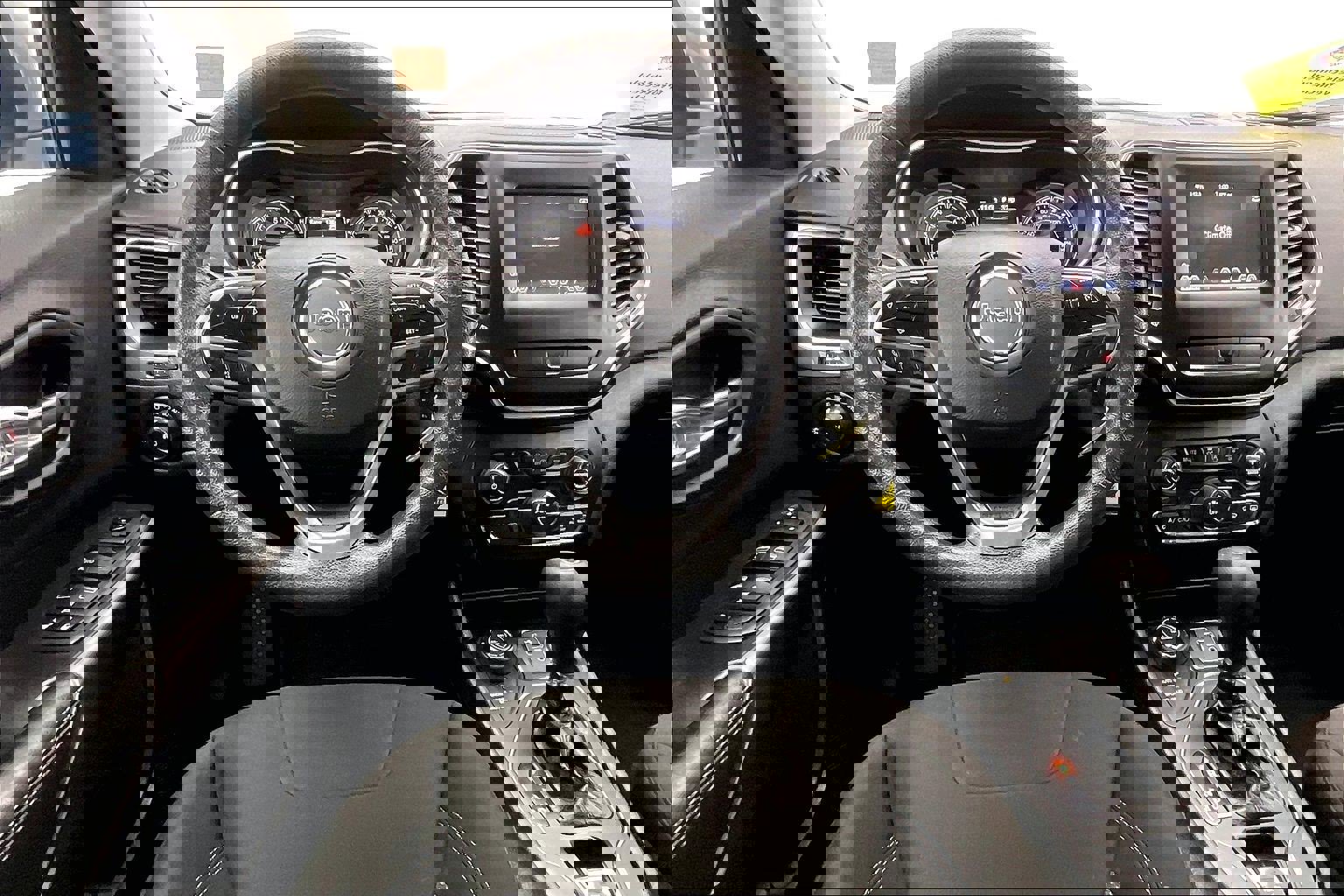 Used 2019 Jeep Cherokee Latitude w/ Popular Appearance Group image 4