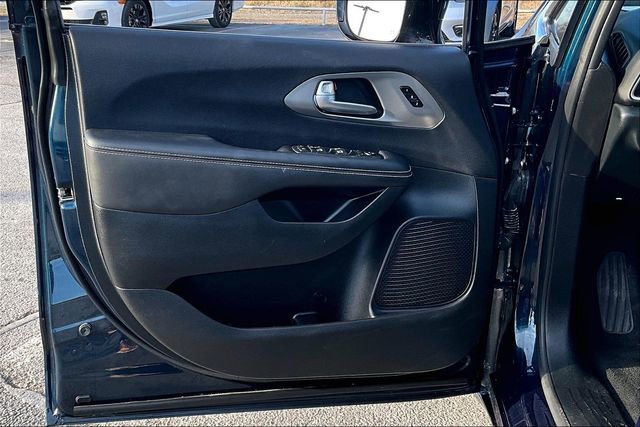 Used 2025 Chrysler Pacifica Select image 20