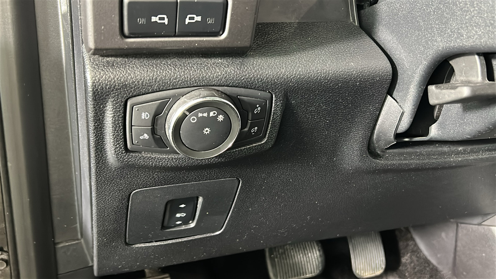 Used 2016 Ford F150 XLT w/ Equipment Group 302A Luxury AWD/4WD image 23